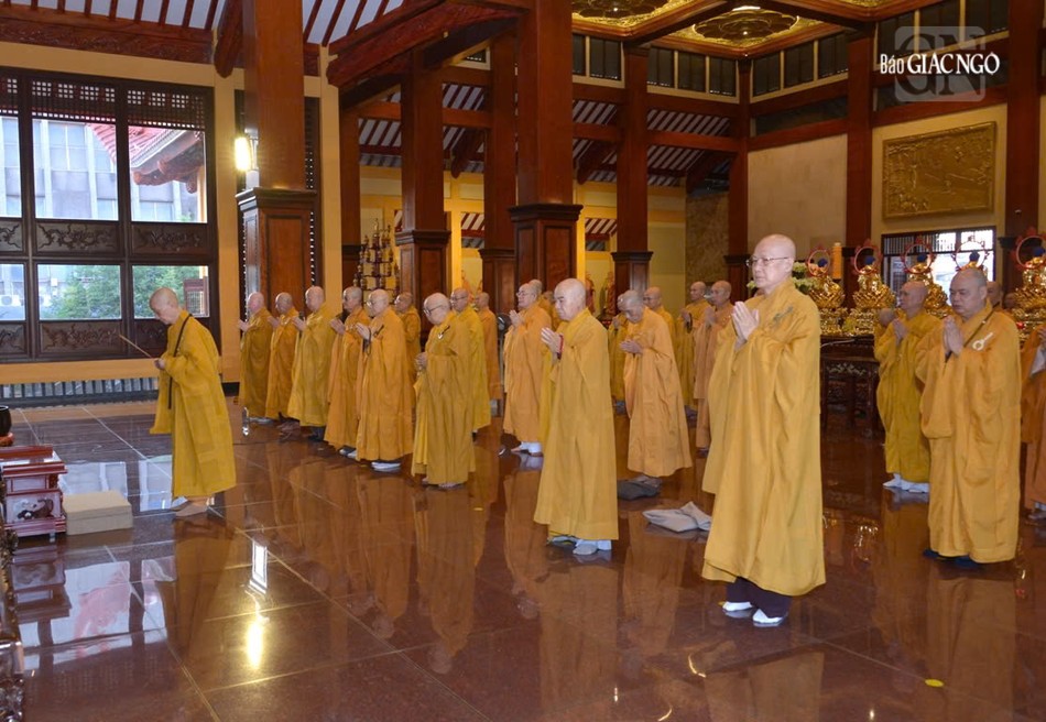 Đức Pháp chủ GHPGVN niêm hương Tam bảo tại chánh điện Đức Pháp chủ GHPGVN niêm hương Tam bảo tại chánh điện