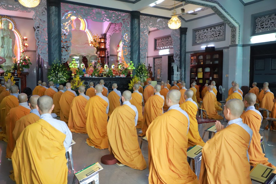 Chư Ni trường hạ chùa Kim Sơn đảnh lễ Tam bảo Chư Ni trường hạ chùa Kim Sơn đảnh lễ Tam bảo