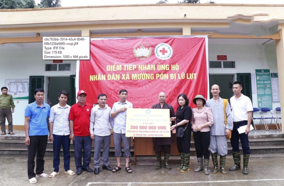 Thượng tọa Thích Đức Thiện và thành viên đoàn trao bảng tặng 300 triệu đồng đến nhân dân xã Mường Pồn Thượng tọa Thích Đức Thiện và thành viên đoàn trao bảng tặng 300 triệu đồng đến nhân dân xã Mường Pồn