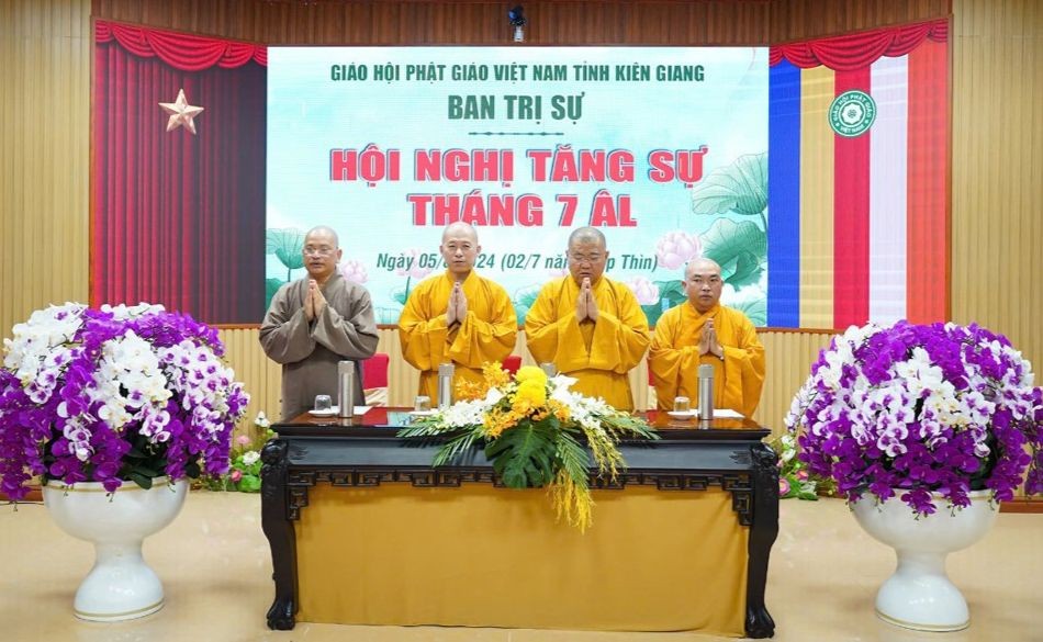 Chư tôn đức chủ tọa hội nghị