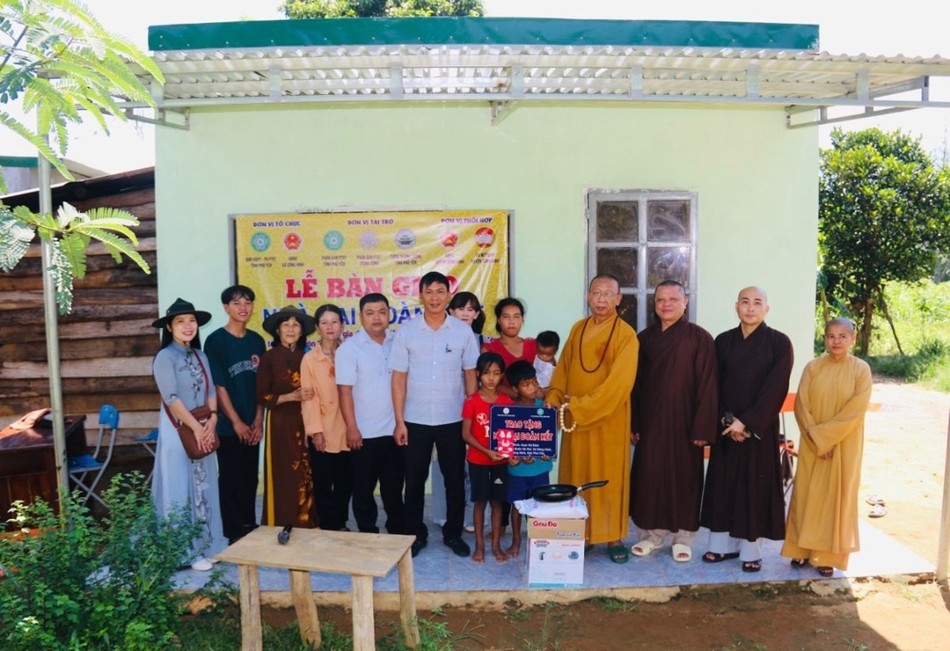 Chư tôn đức bàn giao nhà tới gia đình Ksor Hờ Ninh Chư tôn đức bàn giao nhà tới gia đình Ksor Hờ Ninh