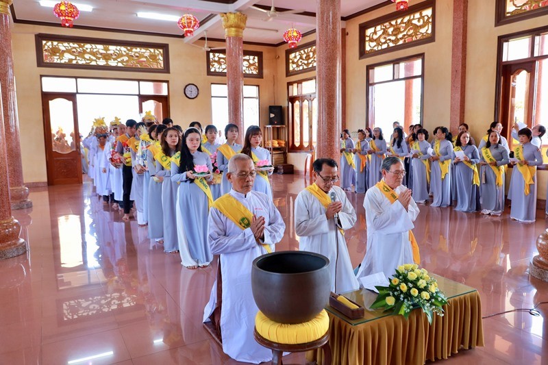 Đại diện Phật tử tác bạch dâng pháp y cúng dường Đại diện Phật tử tác bạch dâng pháp y cúng dường