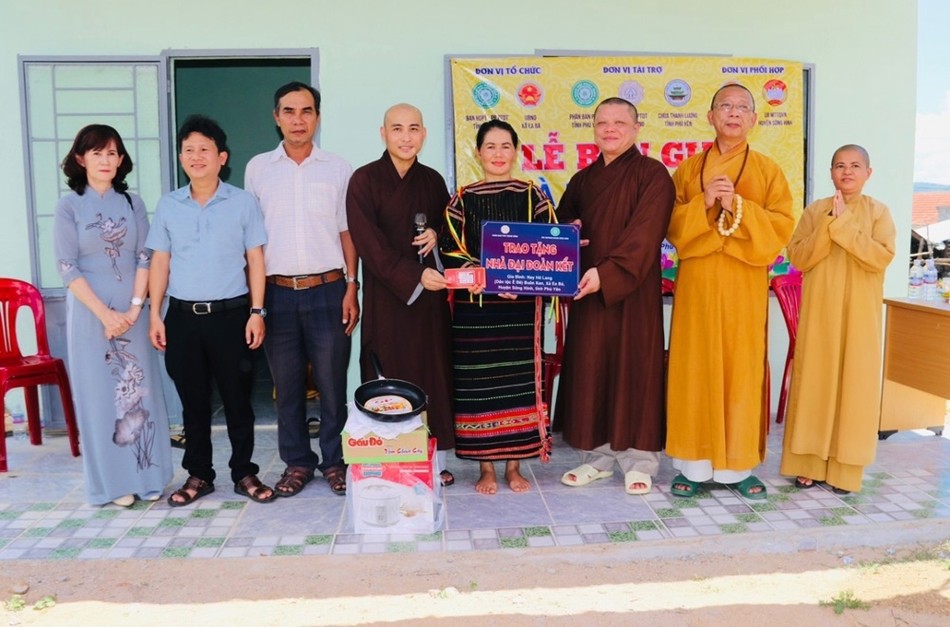 Chư tôn đức bàn giao đến gia đình Nay Hờ Lang Chư tôn đức bàn giao đến gia đình Nay Hờ Lang