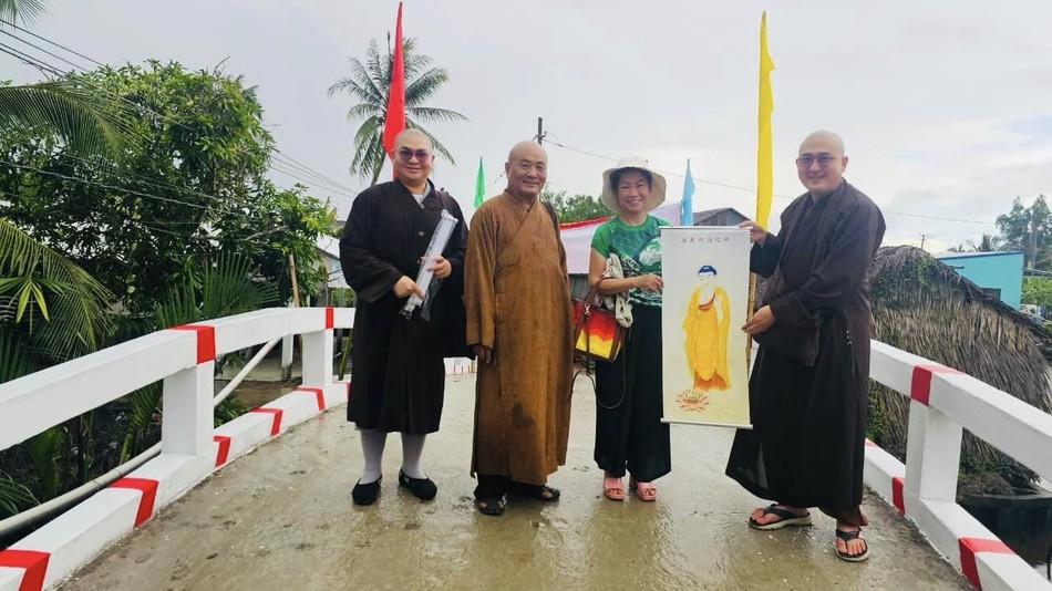 Trao hình ảnh Đức Phật đến nhà tài trợ Trao hình ảnh Đức Phật đến nhà tài trợ