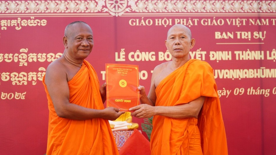 Hòa thượng Danh Lung nhận quyết định là đại diện Điểm sinh hoạt tôn giáo tập trung Suvannabhunivansa (Tông Kim Biên)