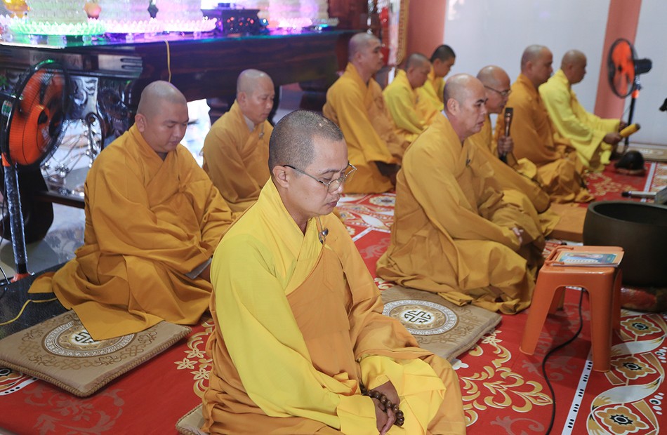 Chư tôn đức thực hiện khóa lễ trì tụng kinh Vu lan Chư tôn đức thực hiện khóa lễ trì tụng kinh Vu lan