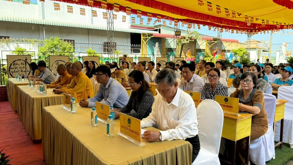 Chư tôn đức, khách mời, thầy cô và các mạnh thường quân tham dự Chư tôn đức, khách mời, thầy cô và các mạnh thường quân tham dự