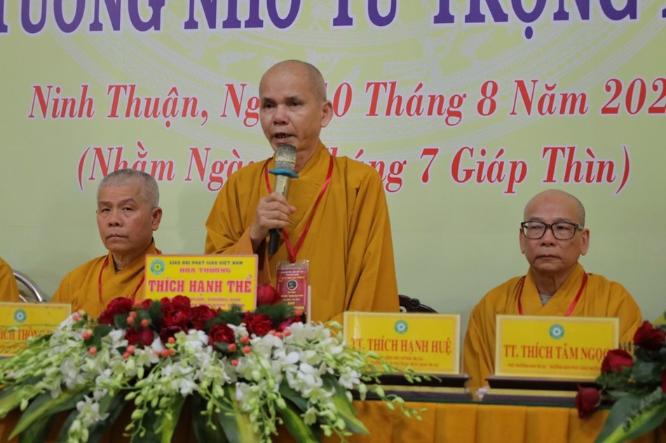 Hòa thượng Thích Hạnh Thể ban đạo từ Hòa thượng Thích Hạnh Thể ban đạo từ