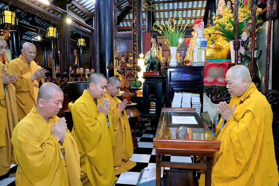 Hành giả tổ đình Hội Khánh tác pháp Tự tứ mãn hạ