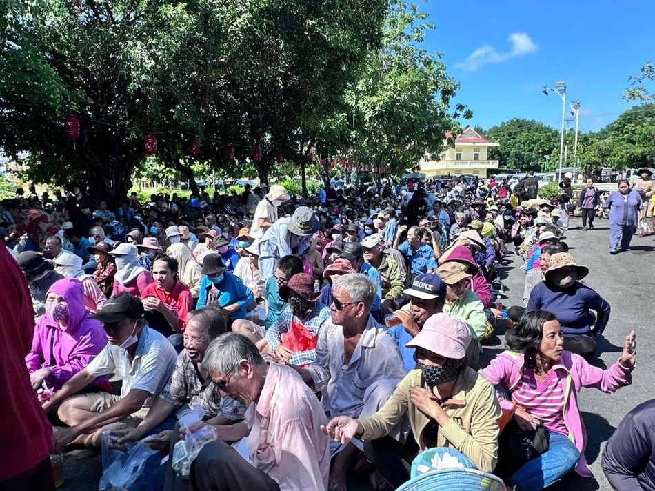 Hơn 7.000 người về chùa Hộ Pháp nhận quà Vu lan Hơn 7.000 người về chùa Hộ Pháp nhận quà Vu lan