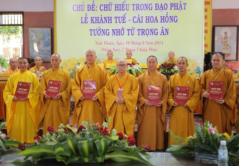 Thượng tọa Thích Hạnh Huệ trao quyết định đến các thành viên Thượng tọa Thích Hạnh Huệ trao quyết định đến các thành viên