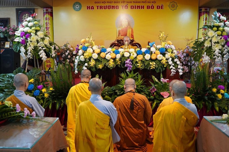 Đại diện chư hành giả tại trường hạ chùa Bồ Đề dâng lời tác bạch tạ pháp