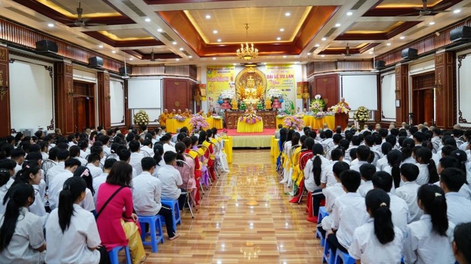 Đại chúng tham dự Lễ Vu lan tại trường hạ chùa Trăm Gian