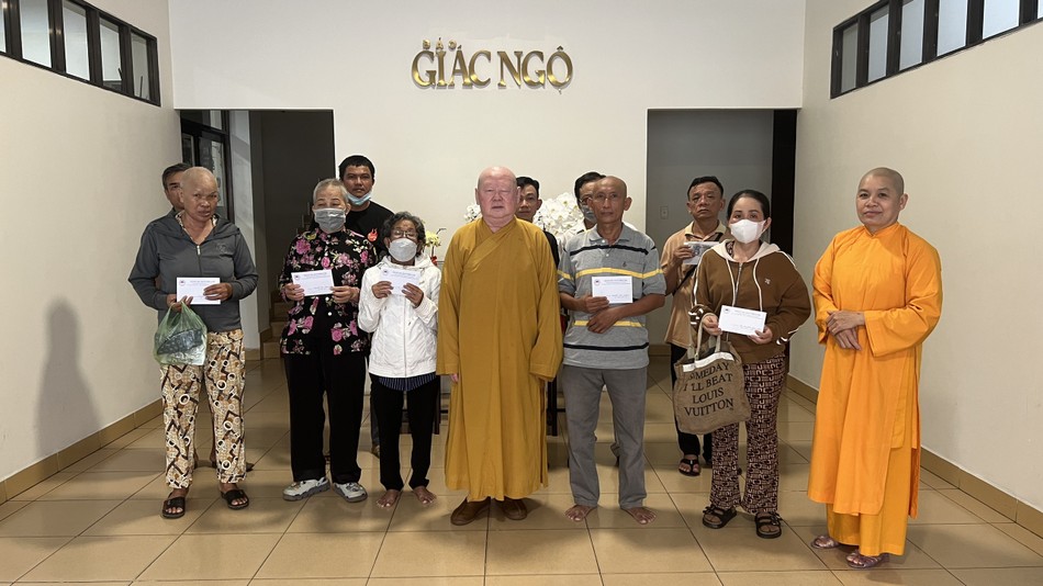 Hòa thượng Thích Duy Trấn trao tiền của bạn đọc ủng hộ bệnh nhân ung bướu - Ảnh: BTTXHBGN Hòa thượng Thích Duy Trấn trao tiền của bạn đọc ủng hộ bệnh nhân ung bướu - Ảnh: BTTXHBGN