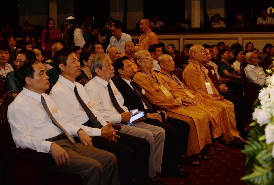 Chư tôn đức cùng khách quý tham dự chương trình