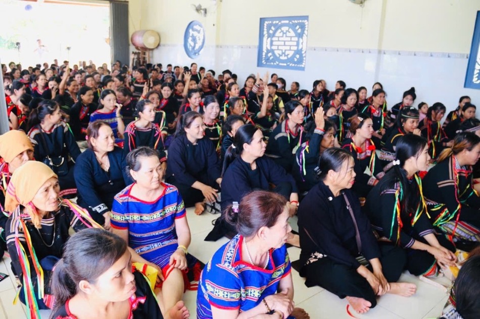 Đồng bào, Phật tử tham gia khóa tu