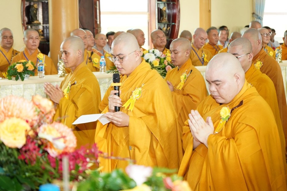 Đại diện Tăng sinh hành giả an cư tác bạch tạ pháp, tri ân chư tôn đức