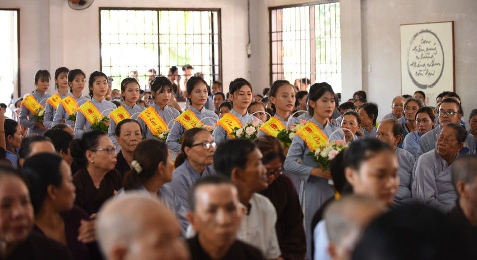 Phật tử dâng hoa cúng dường Phật tử dâng hoa cúng dường