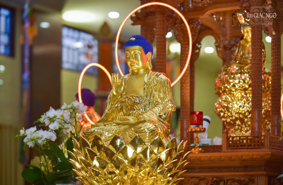 Đàn tràng Vu lan được trần thiết trang nghiêm tại hội trường Việt Nam Quốc Tự Đàn tràng Vu lan được trần thiết trang nghiêm tại hội trường Việt Nam Quốc Tự