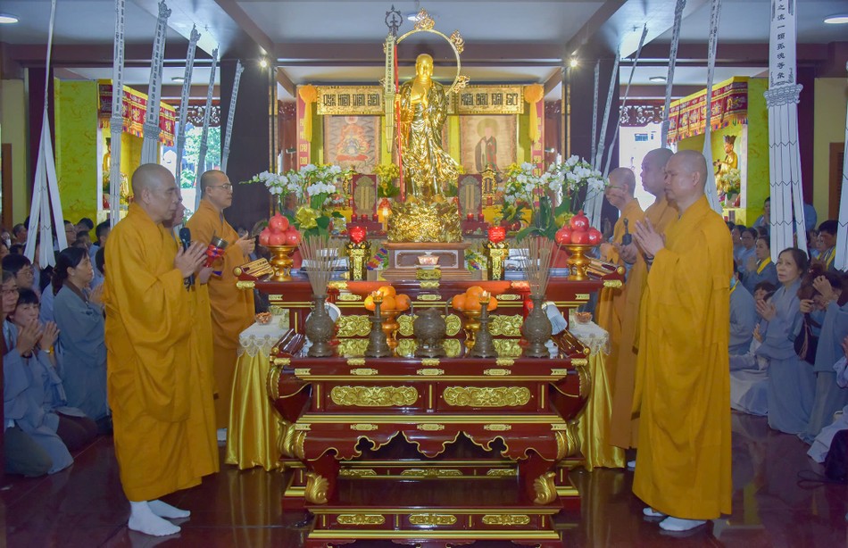 Thượng tọa Thích Quảng Chơn cùng Ban Nghi lễ cúng Phật