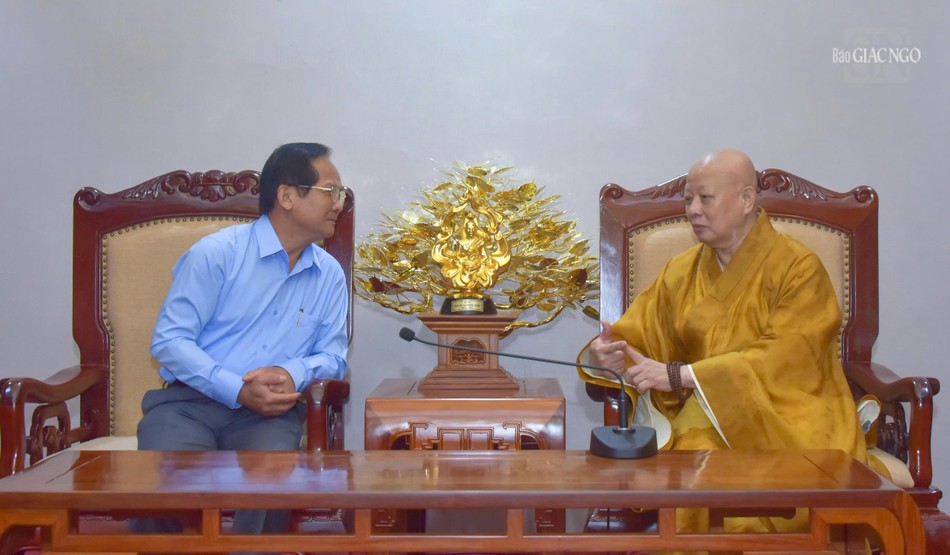 Hòa thượng Trưởng ban Trị sự GHPGVN TP.HCM tiếp thân mật Bí thư Huyện ủy, Chủ tịch HĐND H.Hóc Môn - Trần Văn Khuyên Hòa thượng Trưởng ban Trị sự GHPGVN TP.HCM tiếp thân mật Bí thư Huyện ủy, Chủ tịch HĐND H.Hóc Môn - Trần Văn Khuyên