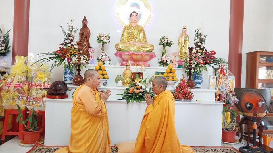 Ni trưởng Thích nữ Uẩn Liên và Ni sư Thích nữ Thảo Liên tác pháp đối thú Tự tứ Ni trưởng Thích nữ Uẩn Liên và Ni sư Thích nữ Thảo Liên tác pháp đối thú Tự tứ