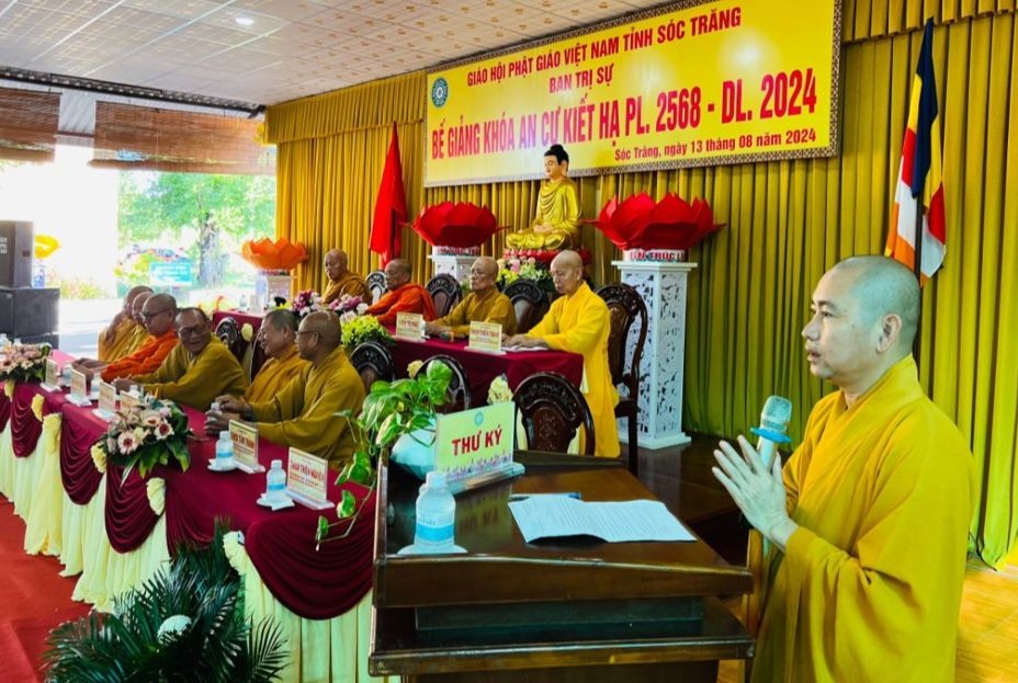 Đại đức Thích Thiện Nguyện báo cáo tổng kết hoạt động của 2 trường hạ