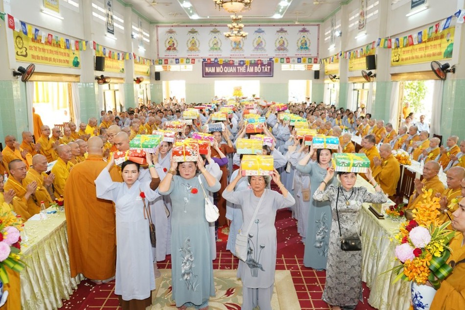 Phật tử thành tâm dâng pháp y