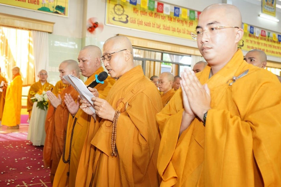 Đại diện chư Tăng hành giả an cư tác bạch tạ pháp, tri ân chư tôn đức