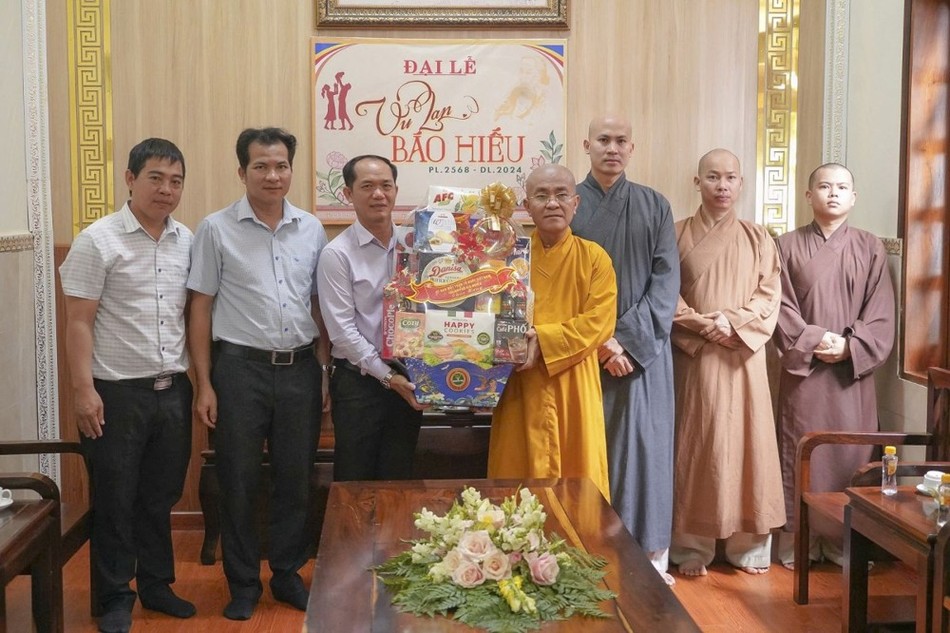 Ông Đoàn Huy Hoàng, Trưởng ban Dân vân, Chủ tịch UBMTTQVN TP.Gia Nghĩa tặng quà chúc mừng