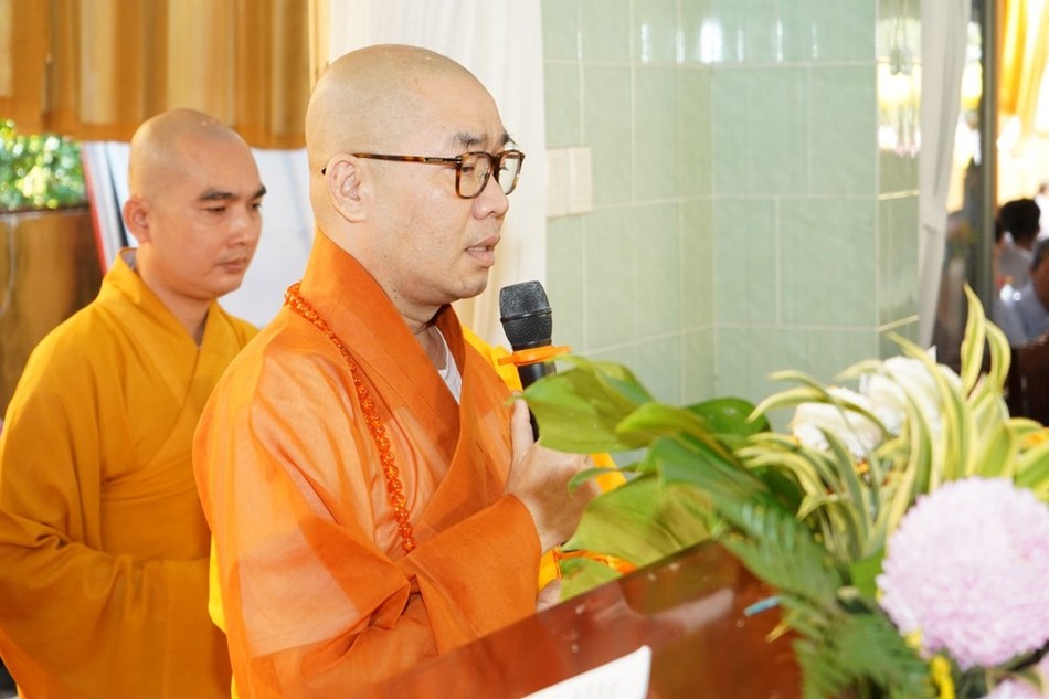 Thượng tọa Thích Quảng Lộc ghi nhận những lời tri ân chân thành của chư hành giả