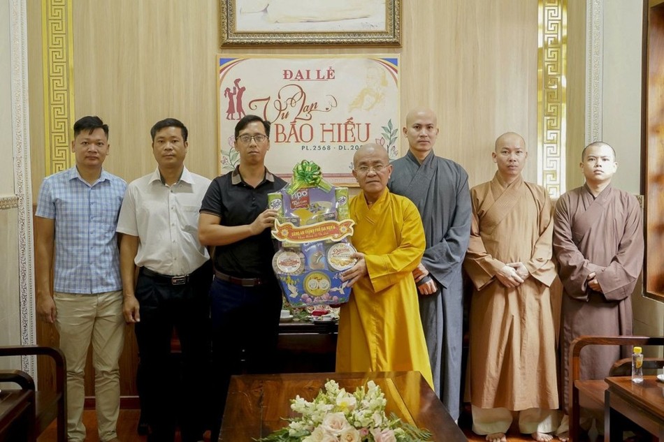 Thượng tá Bùi Trung Hiếu, Phó trưởng Công an TP.Gia Nghĩa tặng quà chúc mừng