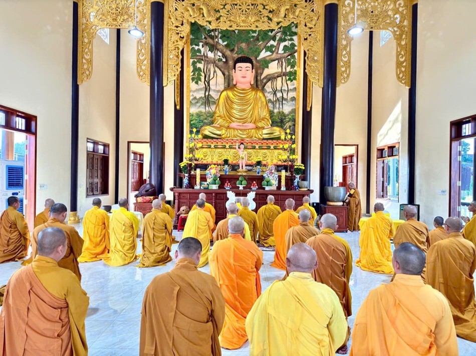 Chư Tăng đảnh lễ Tam bảo tại lễ tác pháp Tự tứ Chư Tăng đảnh lễ Tam bảo tại lễ tác pháp Tự tứ