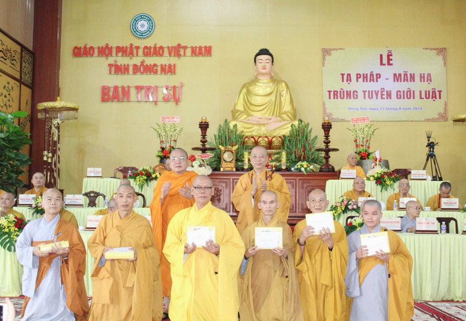 Trao thưởng đến Tăng Ni hành giả Trao thưởng đến Tăng Ni hành giả
