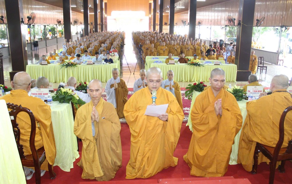 Đại diện hành giả dâng lời tác bạch tri ân chư tôn đức Đại diện hành giả dâng lời tác bạch tri ân chư tôn đức