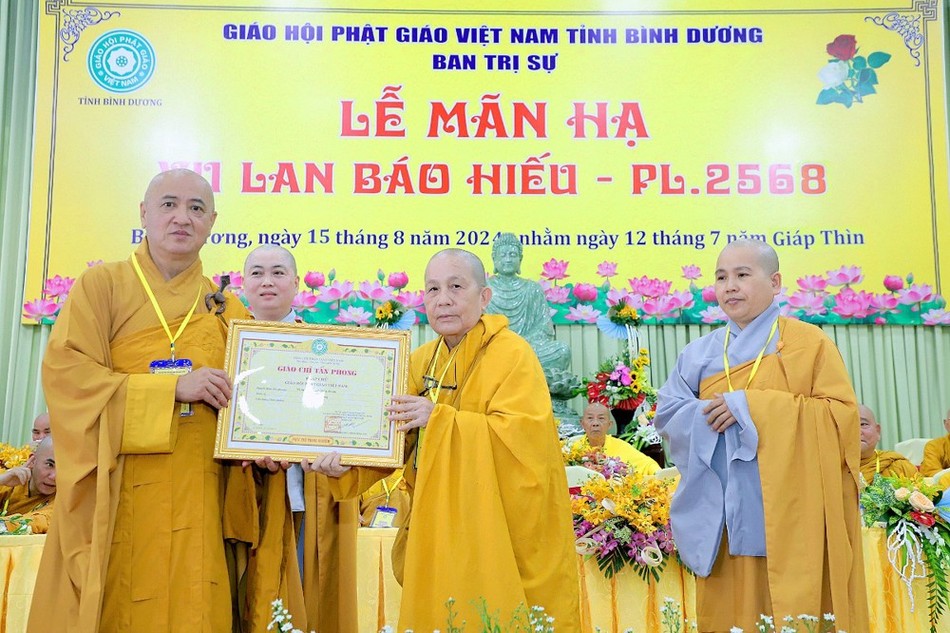 Hòa thượng Thích Huệ Thông trao giáo chỉ tấn phong giáo phẩm Ni trưởng Hòa thượng Thích Huệ Thông trao giáo chỉ tấn phong giáo phẩm Ni trưởng