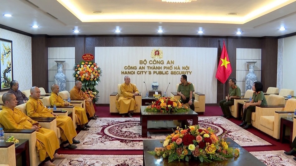 Đại tá Nguyễn Thành Long, Phó Giám đốc Công an TP.Hà Nội đón tiếp phái đoàn Đại tá Nguyễn Thành Long, Phó Giám đốc Công an TP.Hà Nội đón tiếp phái đoàn