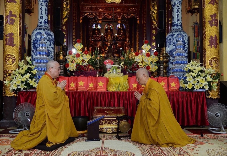 Nhị vị Hòa thượng tác pháp đối thú Tự tứ Nhị vị Hòa thượng tác pháp đối thú Tự tứ