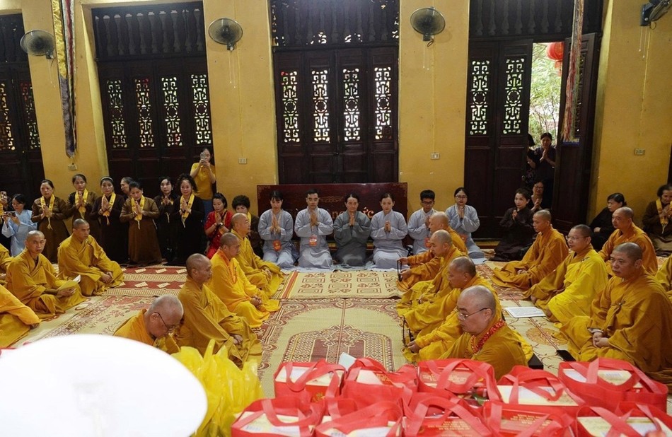 Đạo tràng Phật tử dâng tịnh vật cúng dường chư Tăng sau ba tháng an cư Đạo tràng Phật tử dâng tịnh vật cúng dường chư Tăng sau ba tháng an cư