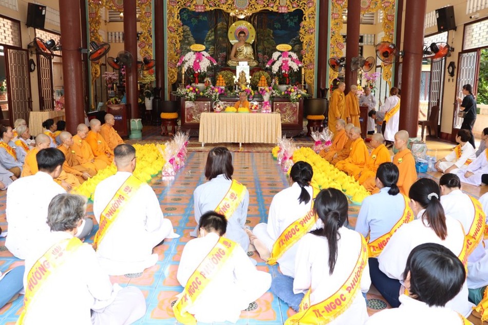 Đạo tràng Phật tử lắng nghe pháp thoại của Ni sư Phụng Liên Đạo tràng Phật tử lắng nghe pháp thoại của Ni sư Phụng Liên
