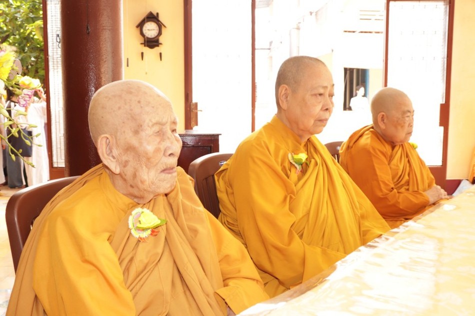 Chư Ni chứng minh buổi lễ Chư Ni chứng minh buổi lễ