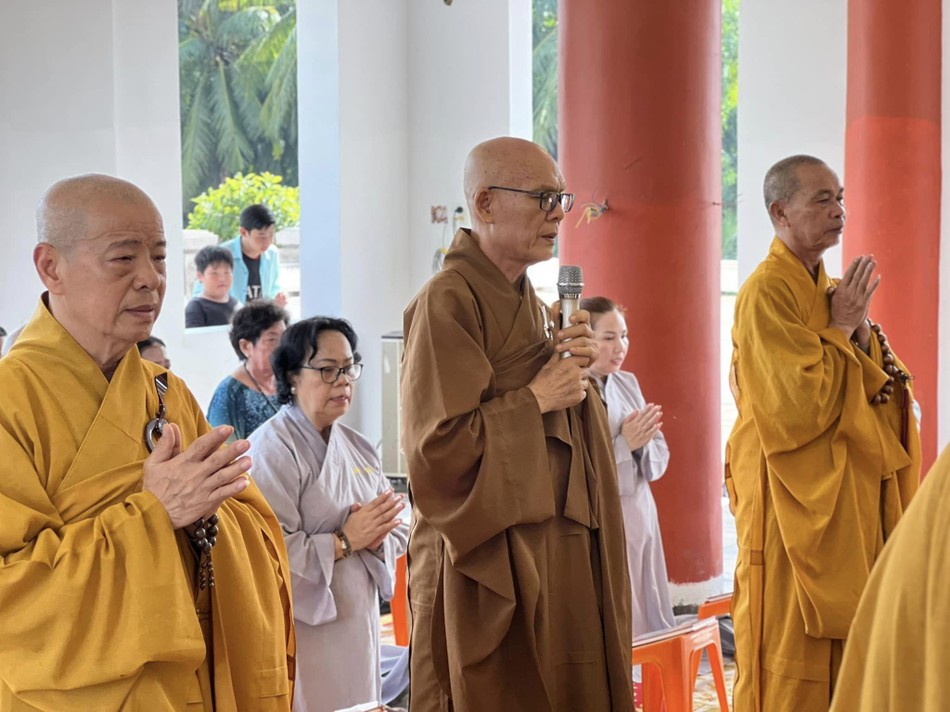 Chư tôn đức cử hành nghi thức an vị tôn tượng Đức Bổn Sư Thích Ca Mâu Ni Chư tôn đức cử hành nghi thức an vị tôn tượng Đức Bổn Sư Thích Ca Mâu Ni