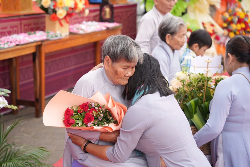 Cái ôm thật chặt dành cho mẹ Cái ôm thật chặt dành cho mẹ