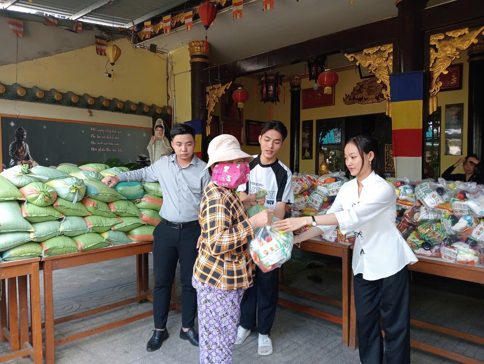 Trao quà đến bà con địa phương có hoàn cảnh khó khăn Trao quà đến bà con địa phương có hoàn cảnh khó khăn