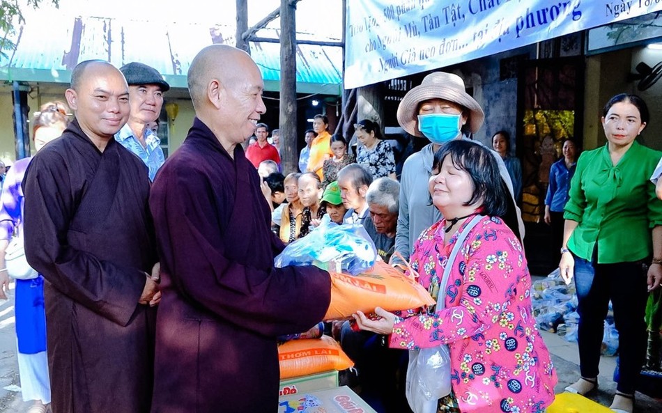 Hòa thượng Thích Huệ Minh trao quà đến bà con trong mùa Vu lan - Báo hiếu Hòa thượng Thích Huệ Minh trao quà đến bà con trong mùa Vu lan - Báo hiếu