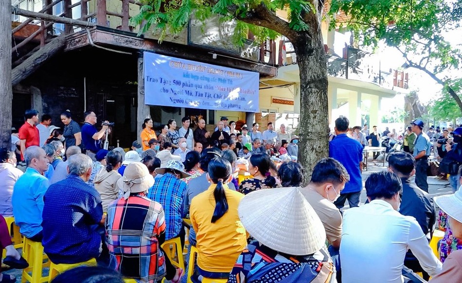 Bà con địa phương về chùa Lá nhận quà trong mùa Vu lan Bà con địa phương về chùa Lá nhận quà trong mùa Vu lan