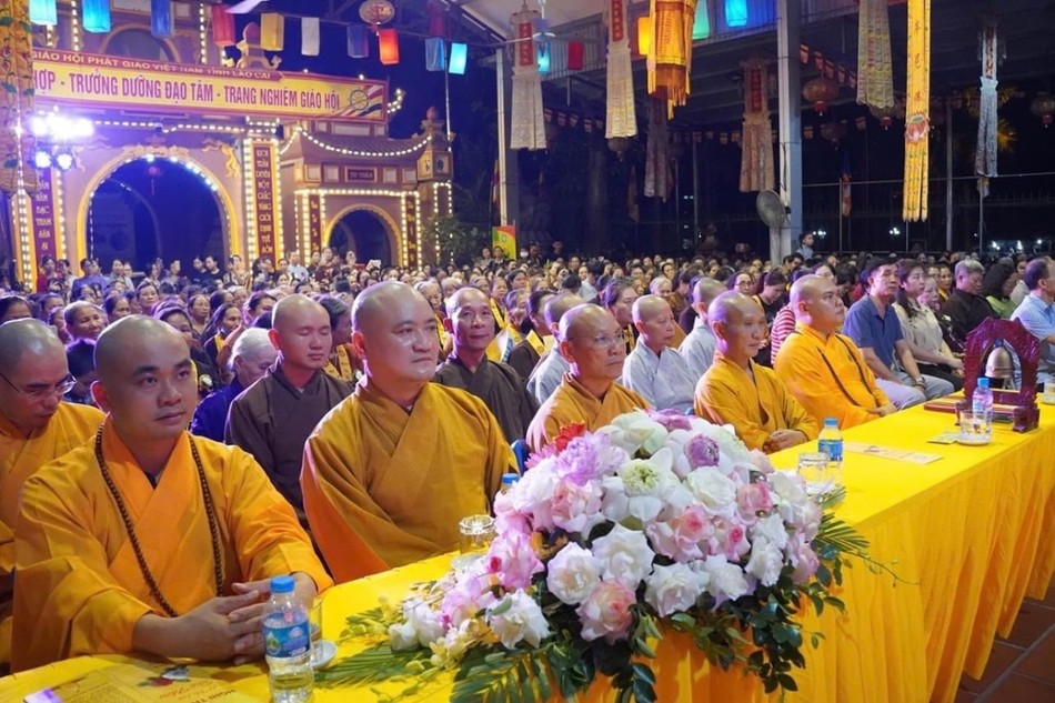 Chư tôn đức, quý đại biểu và đông đảo Phật tử, người dân tham dự Chư tôn đức, quý đại biểu và đông đảo Phật tử, người dân tham dự