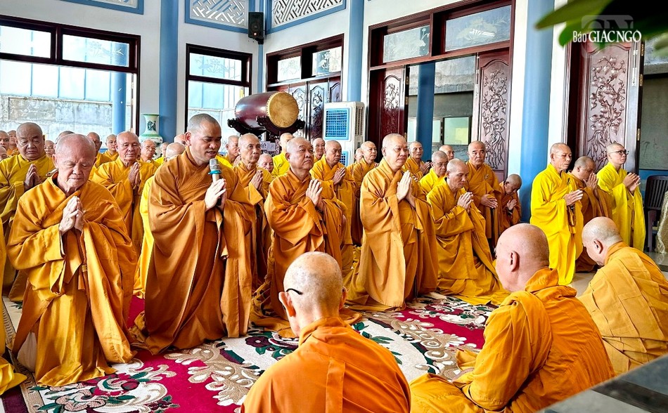 Thượng tọa Thích Thiện Thông đại lao tập thể Ban Trị sự GHPGVN TP.Vũng Tàu và chư hành giả an cư dâng lời tác bạch khánh tuế Thượng tọa Thích Thiện Thông đại lao tập thể Ban Trị sự GHPGVN TP.Vũng Tàu và chư hành giả an cư dâng lời tác bạch khánh tuế