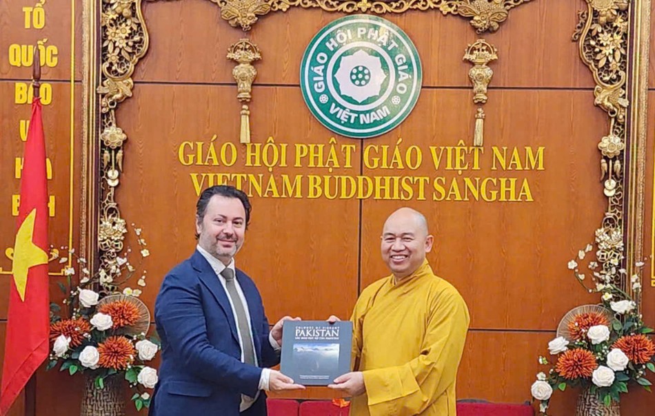 Ngài Đại sứ trao quà lưu niệm đến Thượng tọa Thích Đức Thiện Ngài Đại sứ trao quà lưu niệm đến Thượng tọa Thích Đức Thiện