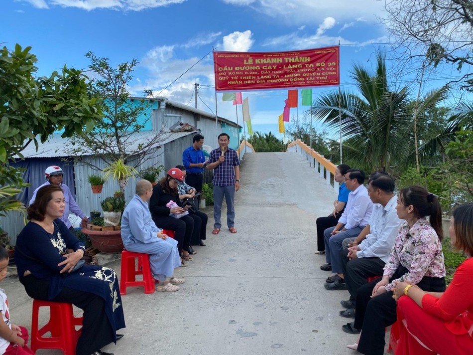 Đại diện địa phương cảm ơn các đơn vị kết nối, tài trợ